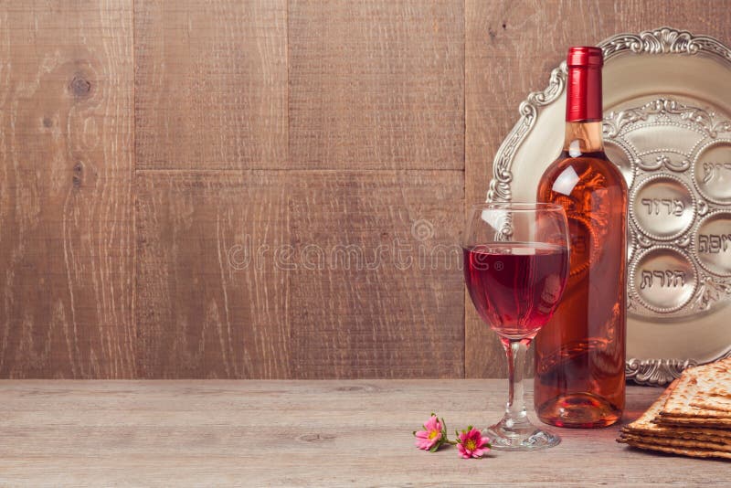 Jüdischer Feiertag Passahfesthintergrund mit Wein und seder Platte auf Holztisch stockbild Jüdischer Feiertag Passahfesthintergrund mit Wein und seder Platte auf Holztisch stockbild