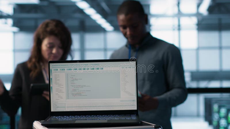 Język programowania w notebooku używany przez ekspertów IT w serwerowni zbiory