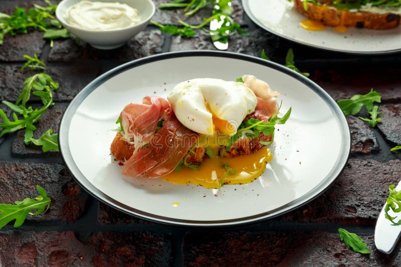 Käse Bruschetta Mit Sahne, Wilde Rucola, Parmaschinken Und Poschiertes ...