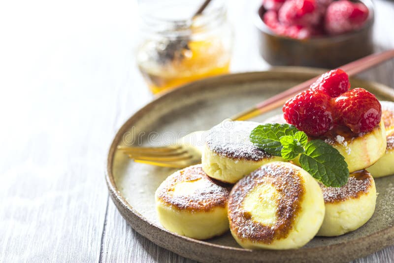 Käsekuchen Mit Honig Und Himbeeren. Traditionelle Russische Süße ...