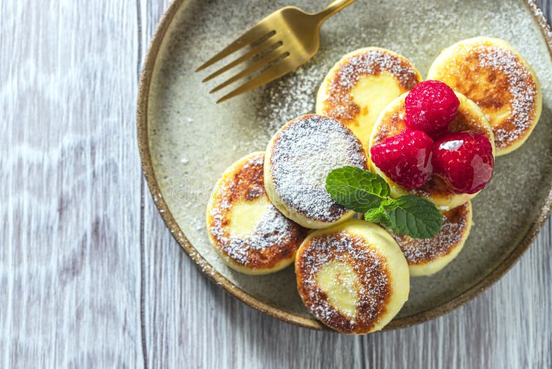 Käsekuchen Mit Honig Und Himbeeren. Traditionelle Russische Süße ...