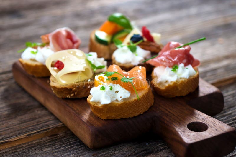 Köstliche Canapes Mit Schinken, Käse Und Frucht Stockfoto - Bild von ...