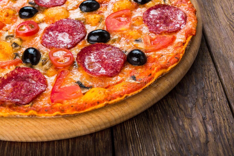 Köstliche Pizza Mit Salami, Pilzen Und Oliven Stockfoto - Bild von ...