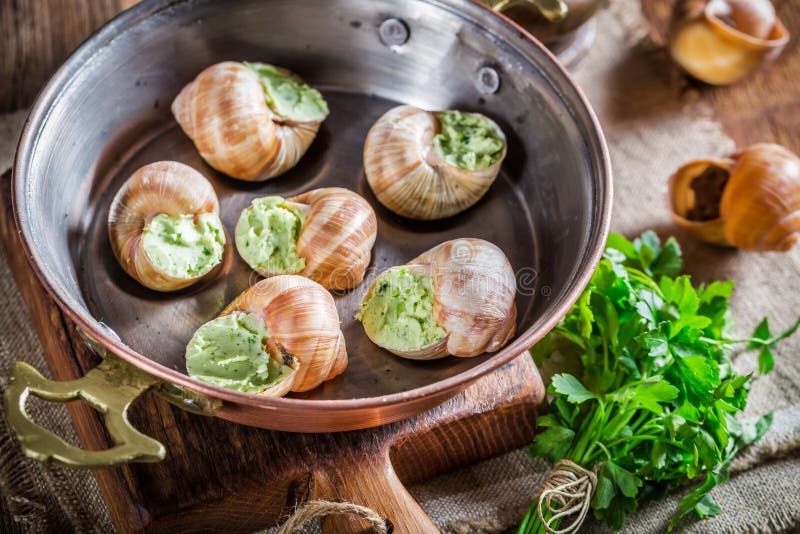 Kochen Von Schnecken Mit Knoblauchbutter Und -petersilie Stockfoto ...