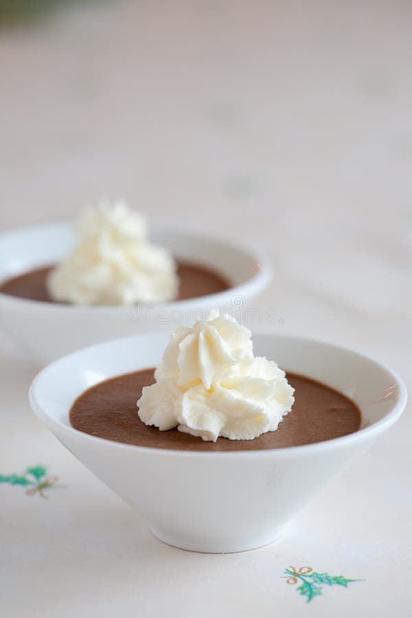 Schokoladencreme Mit Gepeitschter Sahne Stockfoto - Bild von nachtisch ...