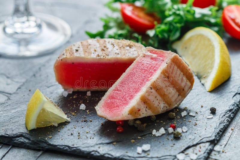 Thunfisch Gegrillt Mit Pfeffer Stockbild - Bild von gegrillt, salat ...