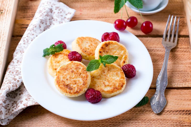 Traditionelle Ukrainische Oder Russische Pfannkuchen Auf Einer Platte ...