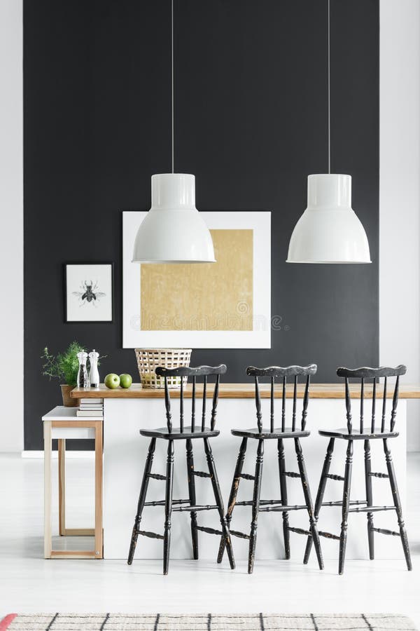 Kuche Mit Schwarzen Barhockern Stockbild Bild Von Kontrast Insel 98975839