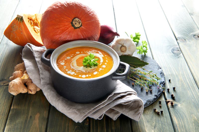 Kürbiscremesuppe Mit Karotte Und Ingwer in Der Keramischen Schüssel ...