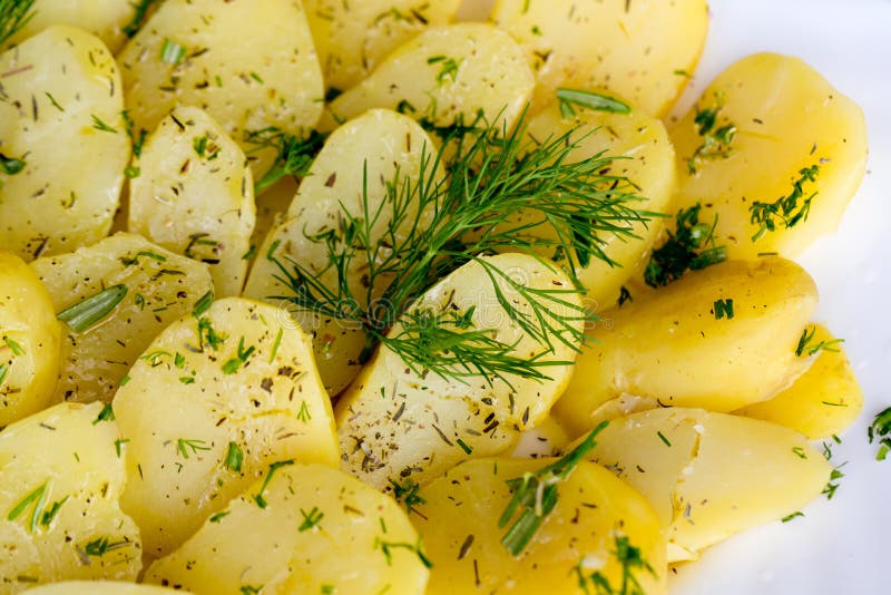 Gekochte Kartoffeln Mit Dill Und Olive Stockbild Bild von knusperig