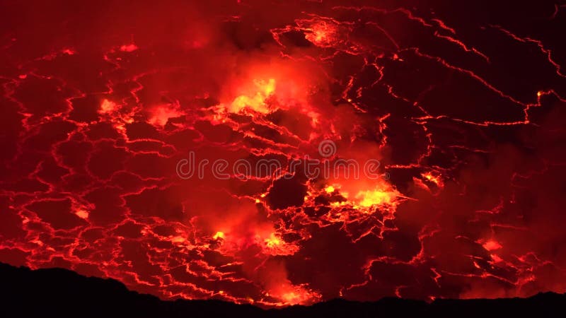 4k anteny zakończenie up strzelał roztapiająca lawa wybucha przy aktywnym Nyiragongo wulkanu krateru jeziorem w Kongo Afryka przy zdjęcie wideo