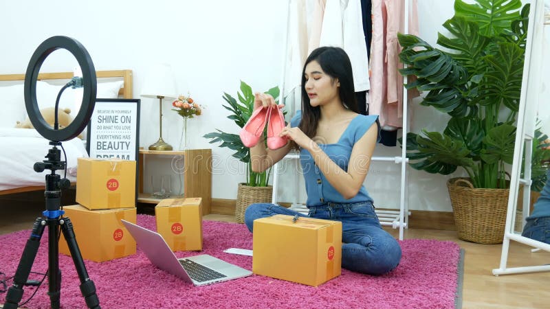 4k. asiatische Frau leben die Streams für die Schuhmode-accessoires zu Hause zu verkaufen, die auf Social Media über Handy vom Sch