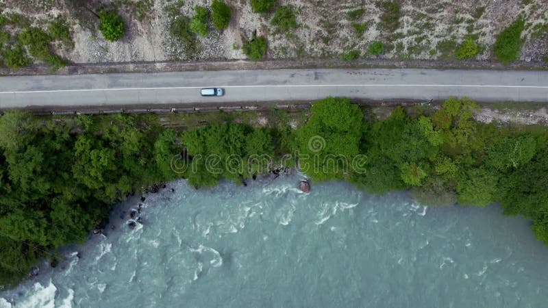 4k au-dessus de la vue des transports sur la route dans la campagne pittoresque irrl. banque de vidéos