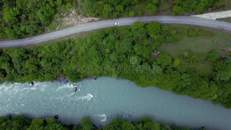 4k au-dessus vue des voitures roulent sur la route le long des eaux et des forêts dans rural irrl. banque de vidéos