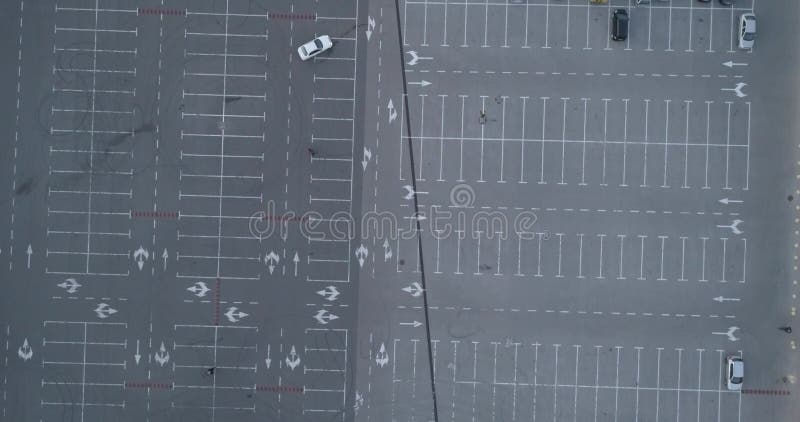 4k completano la vista aerea di carpark con il diagramma di traffico libero dei posti dello spazio dei lotti