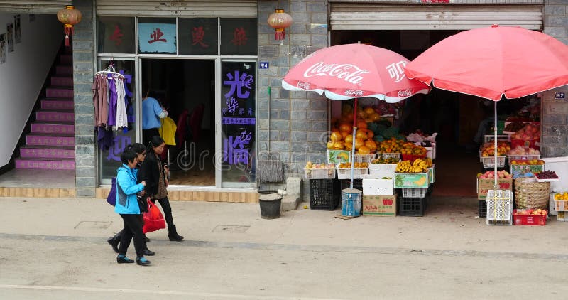 4k de la calle puede ver que la chica joven consigue un corte de pelo en barberil, Shangri-La, China