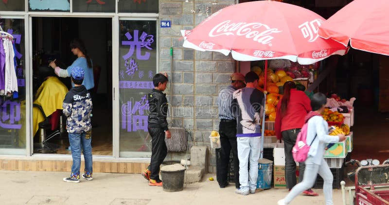 4k de la calle puede ver que la chica joven consigue un corte de pelo en barberil, Shangri-La, China