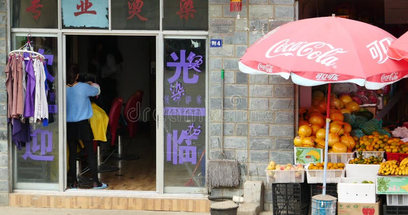 4k de la calle puede ver que la chica joven consigue un corte de pelo en barberil, Shangri-La, China