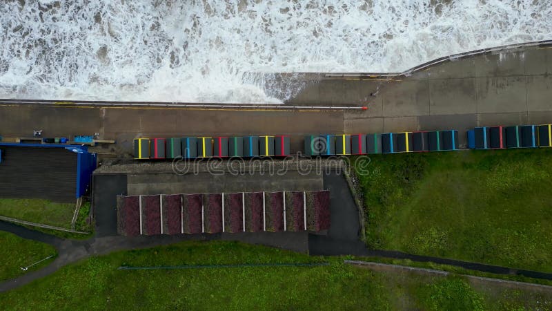 4k Dronaufnahmen der farbenfrohen Hütten am Meer in Whitby North Yorkshire