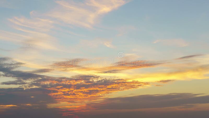 4K gouden levendige hemelse de zonstralen van de zonsonderganghemel timelapse en lichte stralen