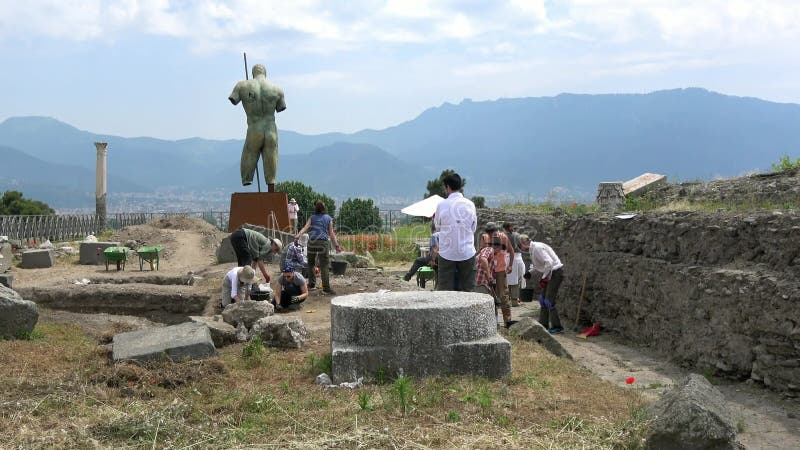 4K Gruppen av arkeologer arbetar på en utgrävning i Pompeii
