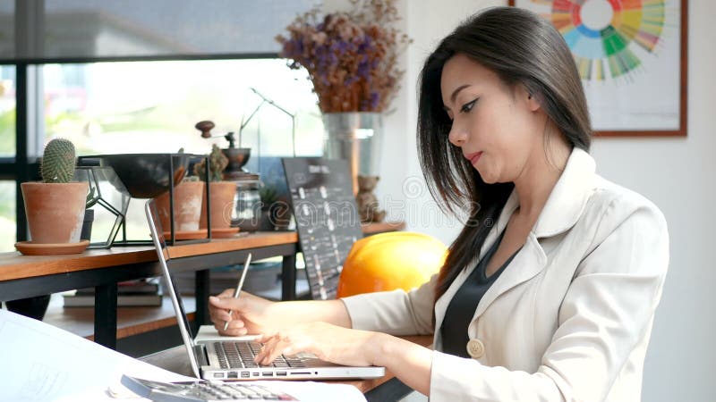 4K lengte, bezige bedrijfsvrouw die met laptop computer werken en met ernstig gezicht in de koffie van de koffiewinkel in de stad