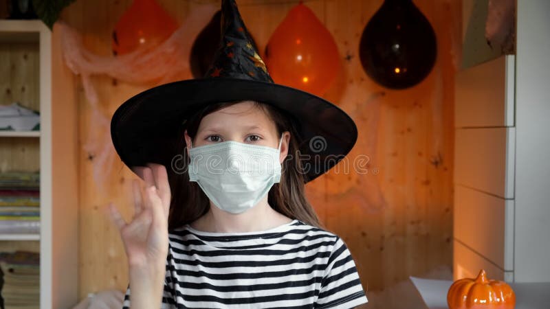 Crianças do dia das bruxas garotinho engraçado usando um chapéu de bruxa  com balões laranja e pretos feliz dia das bruxas