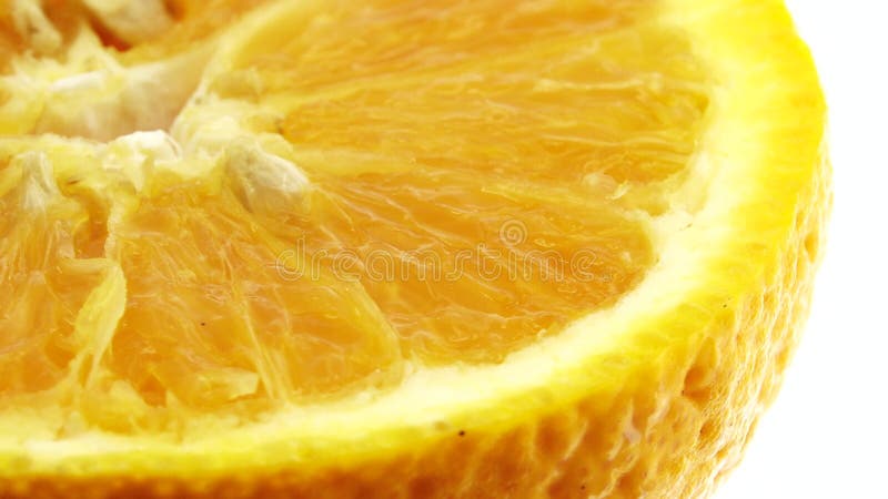 4k macro photo de fruit orange navel et rotative perdre fraîchement agrumes orange fond blanc avec vidéo banque de vidéos
