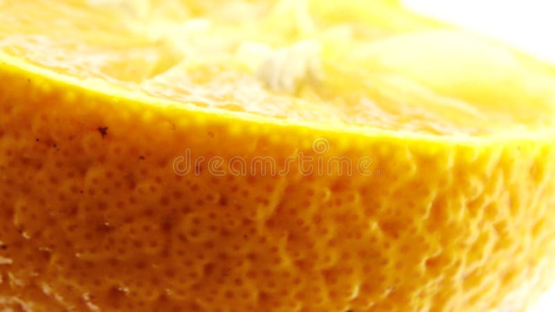 4k macro photo de fruit orange navel et rotative perdre fraîchement agrumes orange fond blanc avec vidéo banque de vidéos
