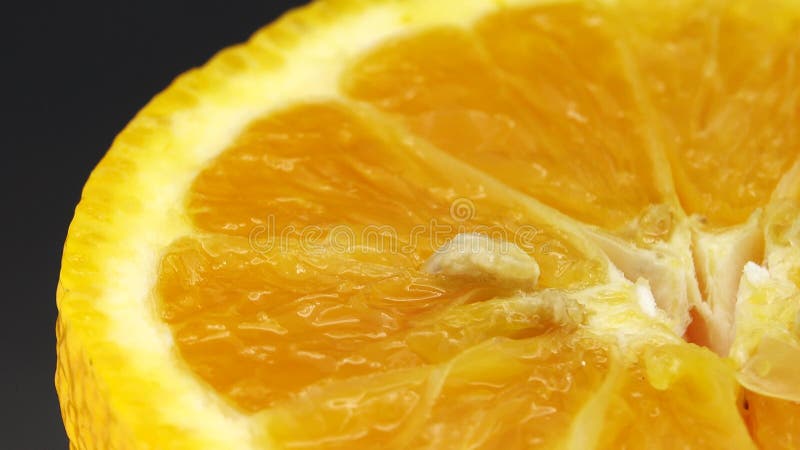 4k macro photo de fruit orange navel et rotative perdre fraîchement agrumes orange fond noir 4k uhd vidéo banque de vidéos