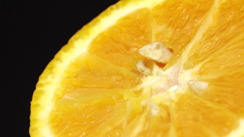 4k macro photo de fruit orange navel et rotative perdre fraîchement agrumes orange fond noir 4k uhd vidéo clips vidéos