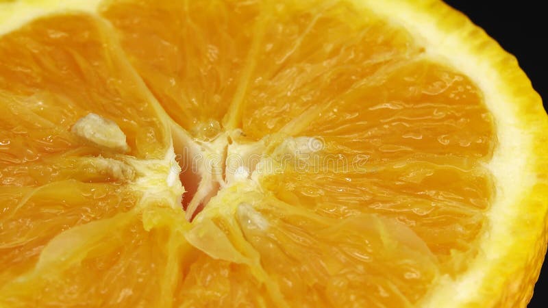 4k macro photo de fruit orange navel et rotative perdre fraîchement agrumes orange fond noir 4k uhd vidéo banque de vidéos