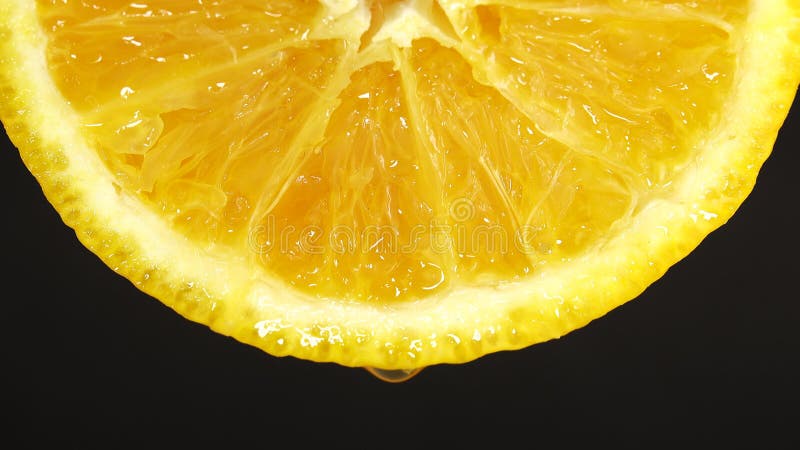 4k macro photo de fruit orange navel et rotative perdre fraîchement agrumes orange noir sol 4k uhd vidéo banque de vidéos