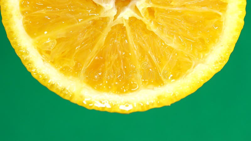 4k macro photo de fruit orange navel et rotative perdre fraîchement agrumes orange noir sol 4k uhd vidéo banque de vidéos