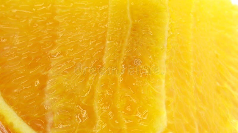 4k macro photo de fruit orange navel et rotative perdre l'orange d'agrumes frais isolé sur fond blanc banque de vidéos