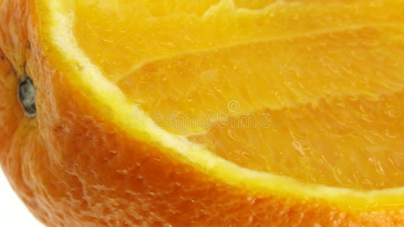 4k macro photo de fruit orange navel et rotative perdre l'orange d'agrumes frais isolé sur fond blanc banque de vidéos