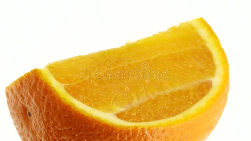 4k macro photo de fruit orange navel et rotative perdre l'orange d'agrumes frais isolé sur fond blanc banque de vidéos