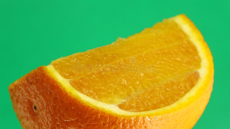 4k macro photo de fruit orange navel et rotative perdre l'orange d'agrumes frais isolé sur fond vert banque de vidéos