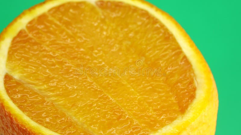 4k macro photo de fruit orange navel et rotative perdre l'orange d'agrumes frais isolé sur fond vert banque de vidéos