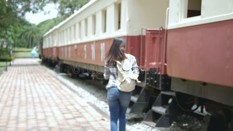 4K Mani d'ondeggiamento della donna turistica asiatica da dire arrivederci nel departe che lascia treno alla stazione ferroviaria