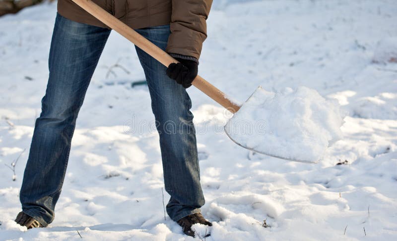 körbanaman som tar bort snow arkivbild körbanaman som tar bort snow arkivbild