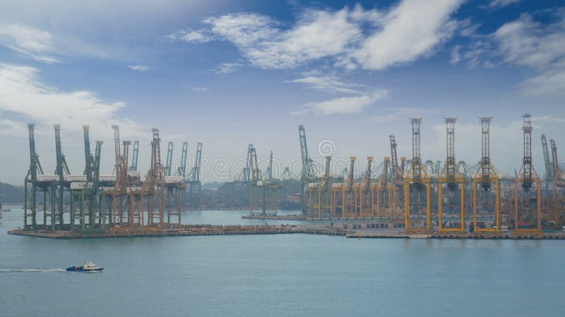 4K Port de Singapour avec le cargo naviguant lentement sur la mer et beaucoup récipient et grues jaunes à l'arrière-plan clips vidéos