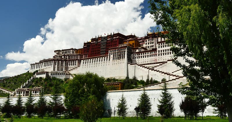 4k Potala in Lhasa, Tibet, witte gezwollen wolkenmassa in de blauwe hemel