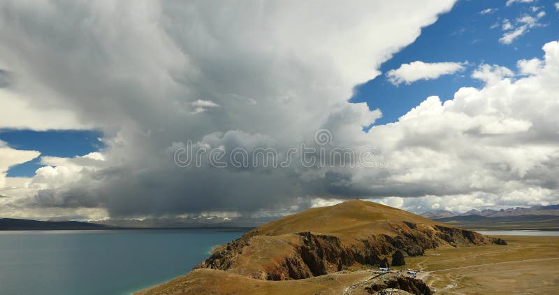 4k reusachtige wolkenmassa meernamtso verlengen & schiereiland, mansarovar Tibet die