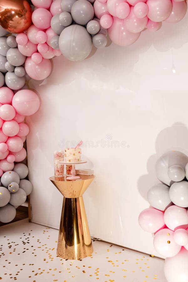 K?stlicher Hochzeitsempfang Geburtstags-Kuchen auf einem Hintergrundballon-Parteidekor Kopieren Sie Platz Schokoriegel stockbild K?stlicher Hochzeitsempfang Geburtstags-Kuchen auf einem Hintergrundballon-Parteidekor Kopieren Sie Platz Schokoriegel stockbild