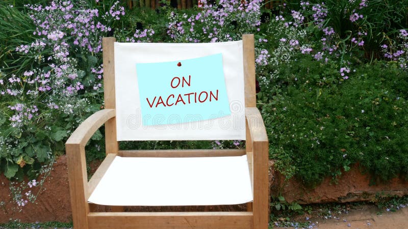 4K sur le papier de note de vacances sur la chaise blanche de toile vide au fond de jardin d'agrément avec le bruit de l'oiseau p banque de vidéos