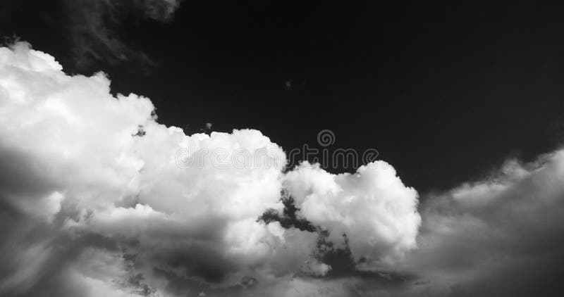 4k tijdtijdspanne van witte gezwollen wolkenmassa die in hemel, hemel, het plateau van Tibet vliegen