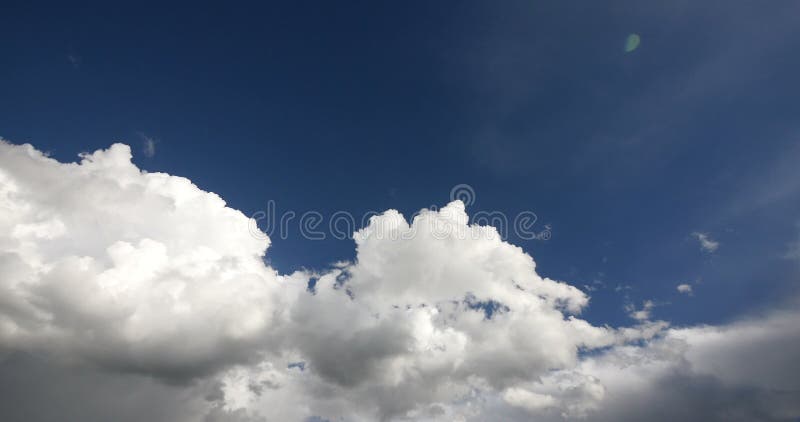 4k tijdtijdspanne van witte gezwollen wolkenmassa die in hemel, hemel, het plateau van Tibet vliegen