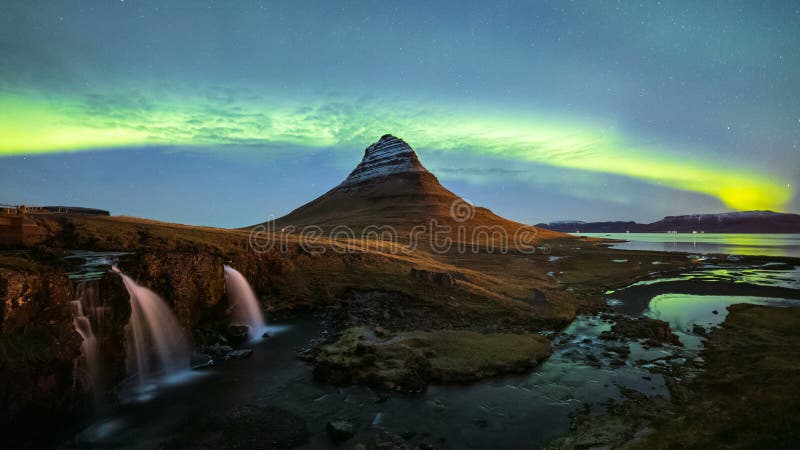4K Timelapse av Aurora Borealis Northern ljus över det Kirkjufell berget, Island