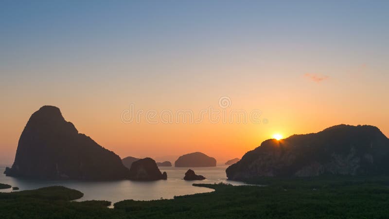 4K Timelapse av soluppgång över berget, Samet nang henne, Phangnga, Thailand